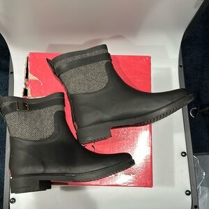 NEW stiChooka women’s rain boot size 8. Black buckled Herringbone trim. Classy!!